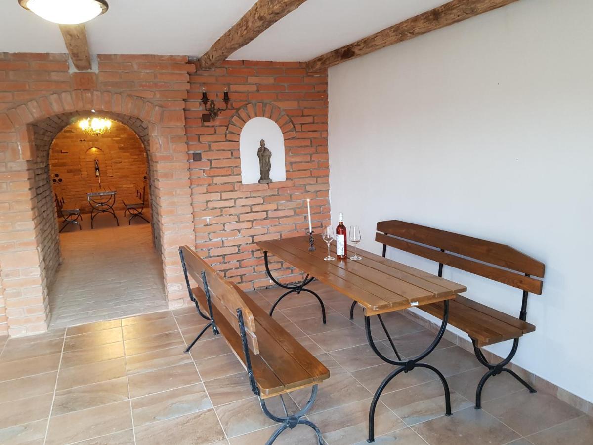 Apartman S Vinnym Sklepem Viktorie Pouzdrany エクステリア 写真